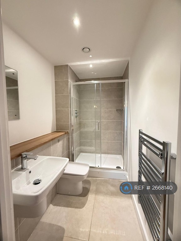 2 bedroom flat in Michigan Point Tower D, Salford, M50 (2 bed) (#2668140)