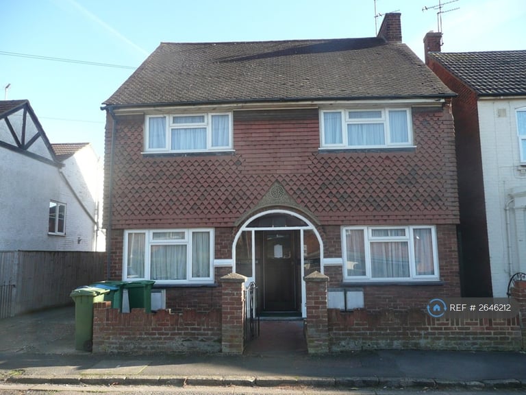 image for 1 bedroom flat in Victoria Street, Aylesbury, HP20 (1 bed) (#2646212)