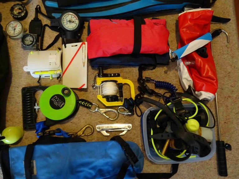 Scuba diving equipment