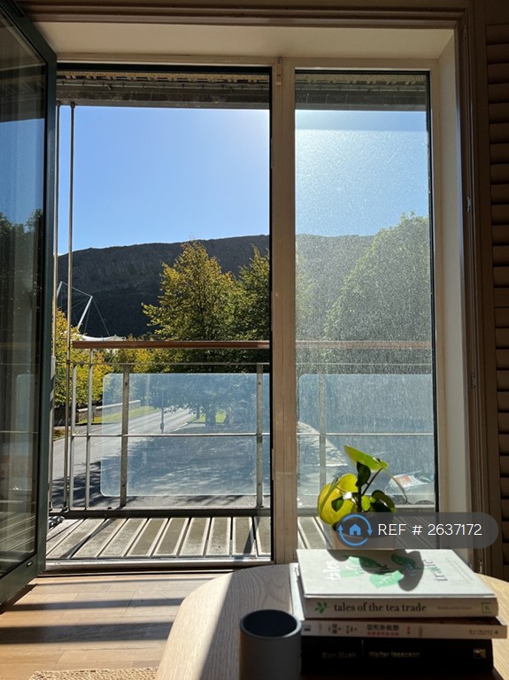 2 bedroom flat in Holyrood, Edinburgh, EH8 (2 bed) (#2637172)