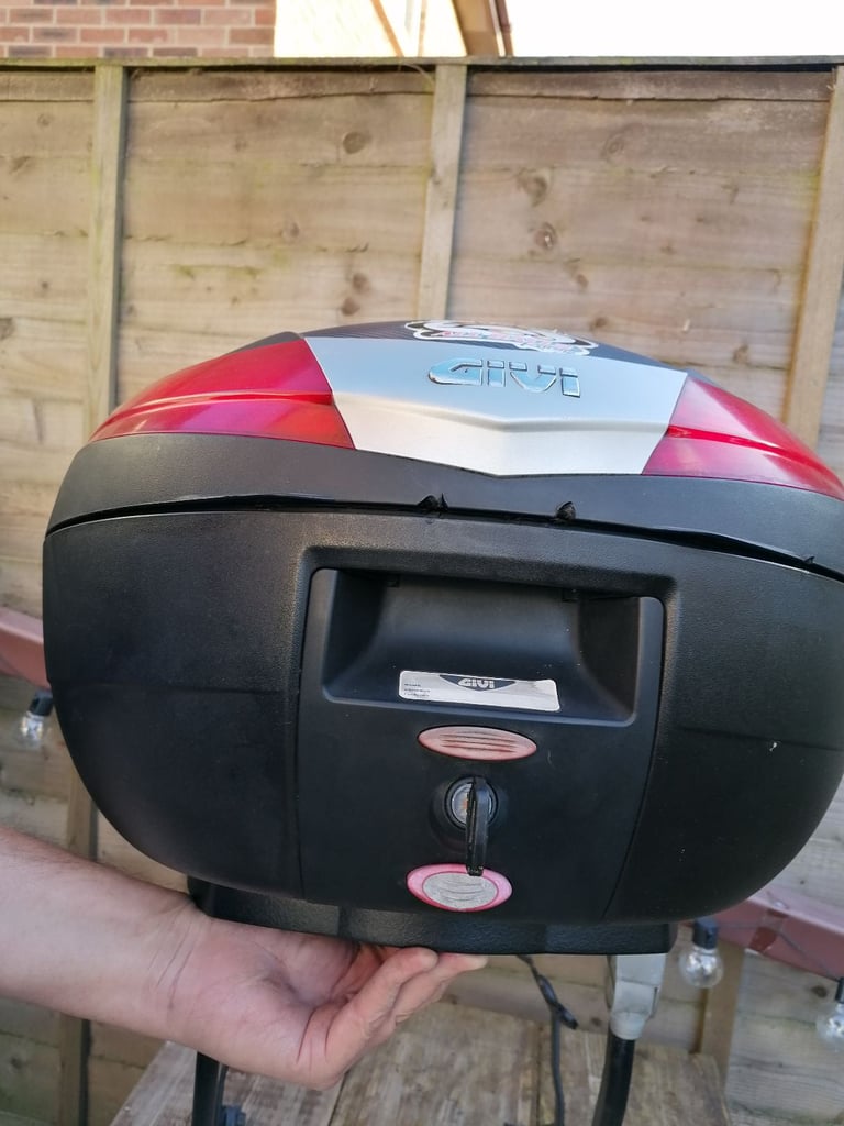 Givi quick relise top box and hanger