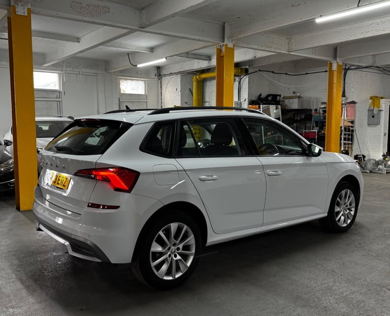 One Owner | Rear parking sensors| Apple Car play