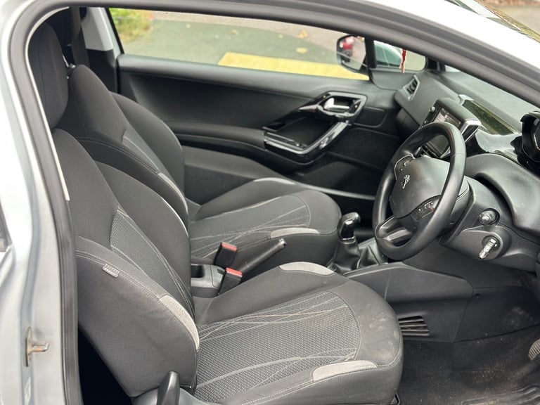 Peugeot, 208, Hatchback, 2012, Manual, 1199 (cc),3 doors - Image 8