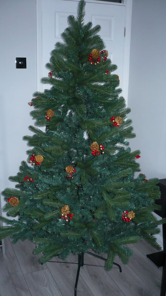 6FT CHRISTMAS TREE WITH CONES & BERRIES. QUALITY DENSE THICK BRANCHES. NEW