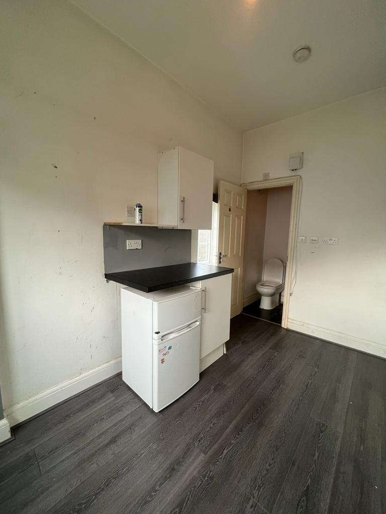 Studio room in Feltham TW13 7BU 