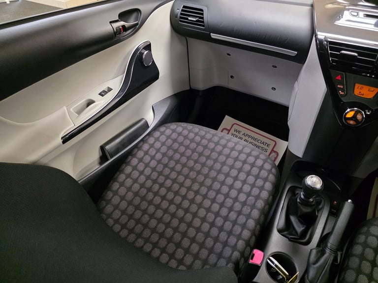 TOYOTA IQ 1.0 VVT-i 2 White Manual Petrol WARRANTY 12 MONTHS MOT