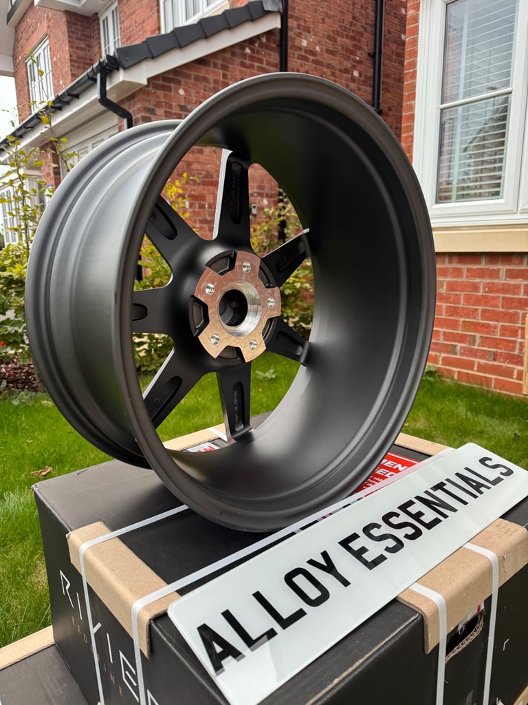 19” Riviera RV177 Alloy Wheels in Gunmetal - VW Transporter, BMW 1 Series, 3 Series etc