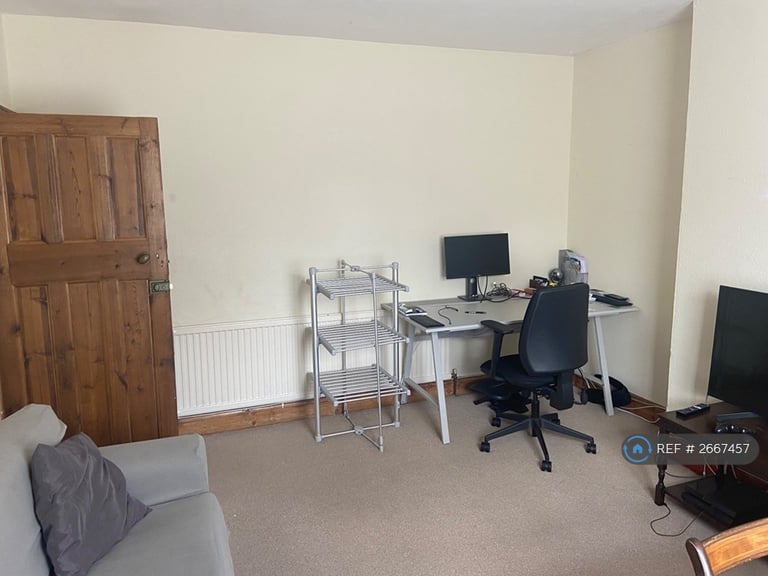 2 bedroom flat in London, London, SW18 (2 bed) (#2667457)