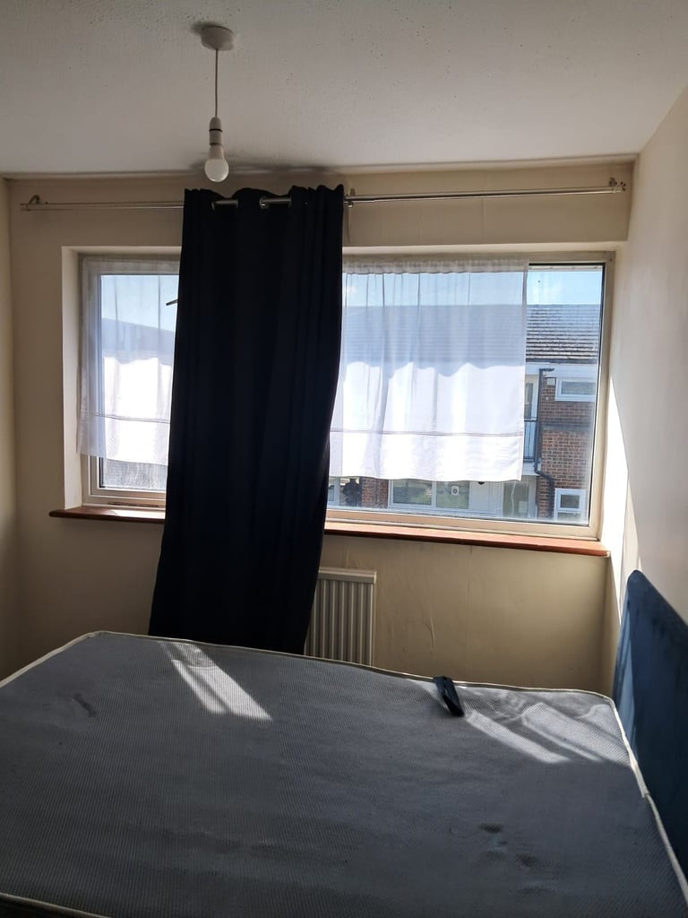 (BILLS INCLUDED) AVAILABLE STRAIGHTAWAY! .. MEDIUM ROOM FOR £690pcm, IN HORNCHURCH, RM12 5QJ