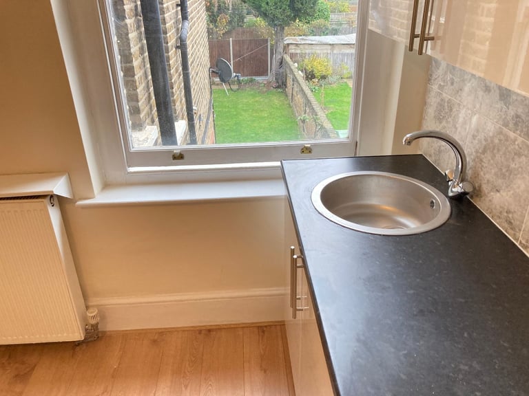 IncludesBills Converted 1st Studio Shower OpenBedRoomKitchenDineSit Garden VeryNearRailBusTubeShops