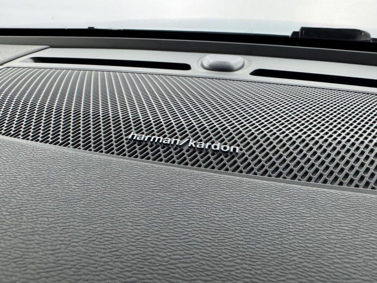 VOLVO XC40 1.5h T5 Recharge 10.7kWh Ultimate Dark Auto Euro 6 (s/s) 5dr 2023