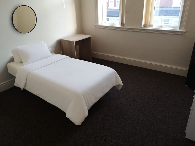DSS only shared house - close to the High Street 