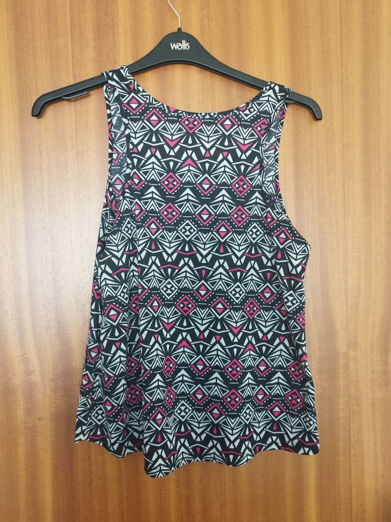 Black white pink patterned tank top 10