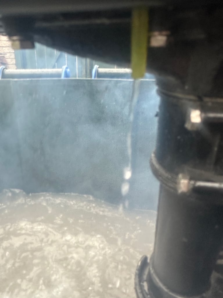 Mercury 3.3hp outboard motor short shaft boat engine. Runs and pumps water 