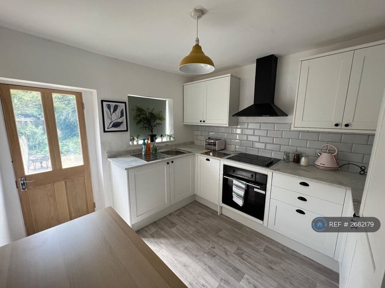 4 bedroom house in Terminus Road, Littlehampton, BN17 (4 bed) (#2682179)