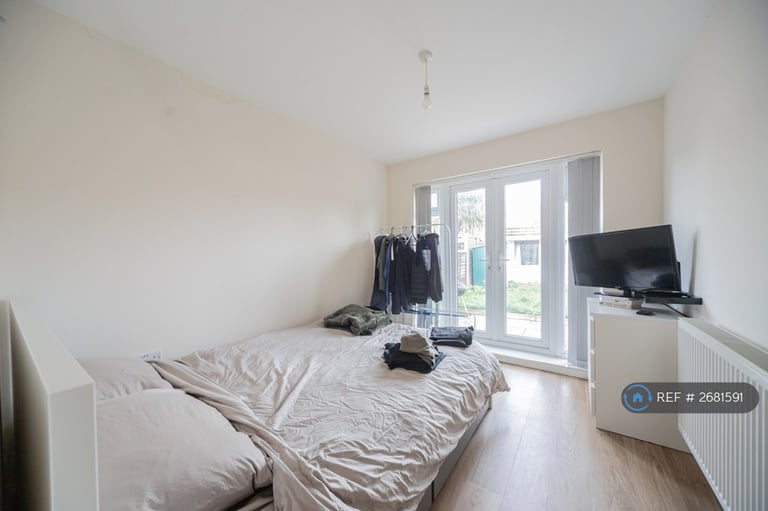 2 bedroom flat in Crowther Avenue, Brentford, TW8 (2 bed) (#2681591)