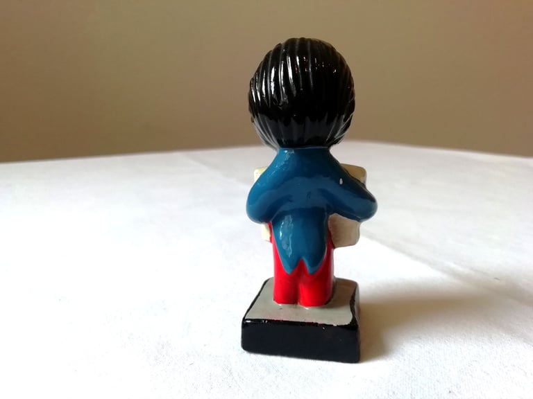 Vintage Robertson hand-painted pottery figurine – Accordionist