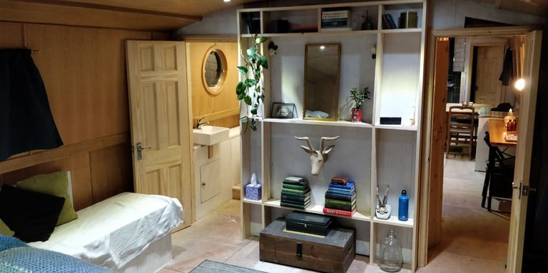 Large Houseboat, 2 beds 4 berths, 2 bathrooms, incl an ensuite, all bills included - SE18 6ST