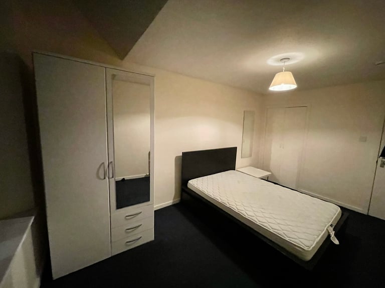 DOUBLE BED ROOM IN CITY CENTRE, 36 KING STREET, £350 EXC BILLS