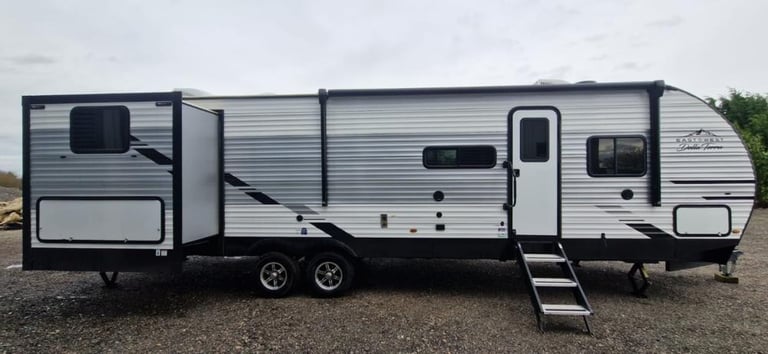 EX DEMO Forest River East To West Della Terra 323QB American Caravan 5th Wheel