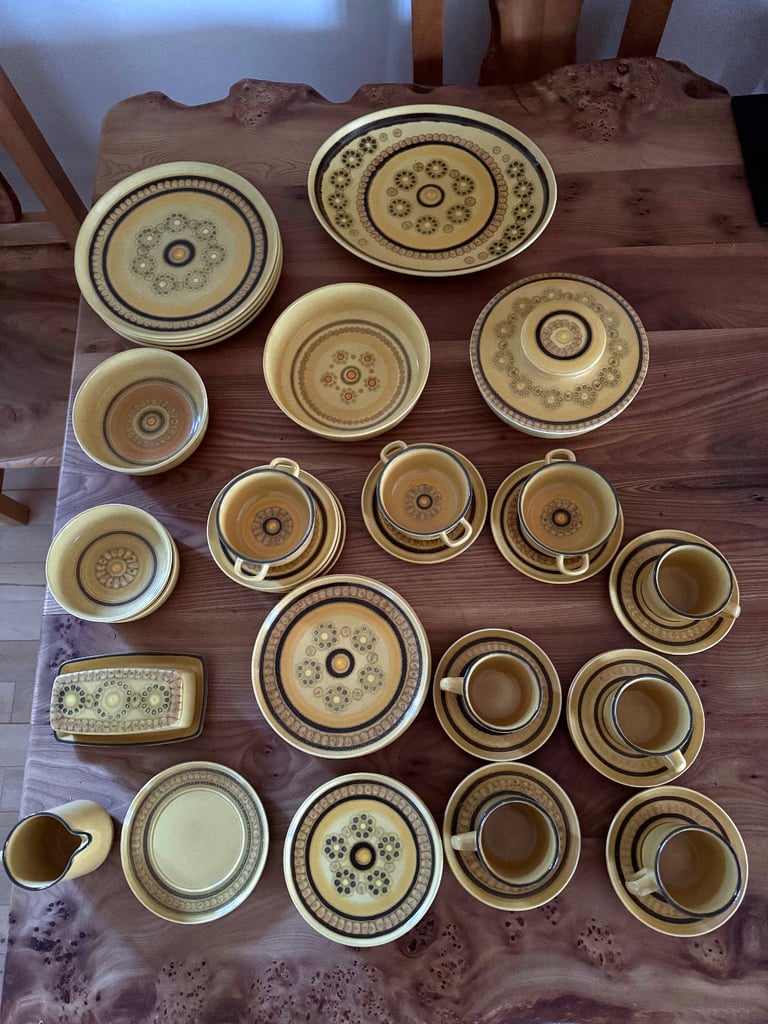 Dinner Service of Franciscan Honeycomb stoneware, made in England. Vintage 1970's