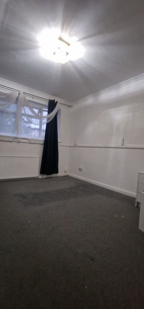 A Large 6 bedrooms, decent property for rent in Gillingham 