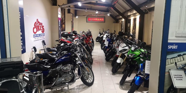 Triumph Street Triple 675-R 61-REG ONLY 411 DRY MILES WITH EXTRAS £5399.OTR