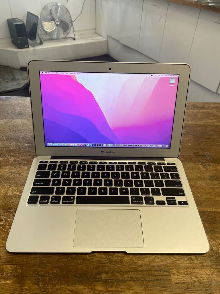 Apple MacBook Air 1.6GHz Dual Core Intel Core i5 4GB DDR3 256GB SSD 11" 2015 Adobe Suite Logic Pro