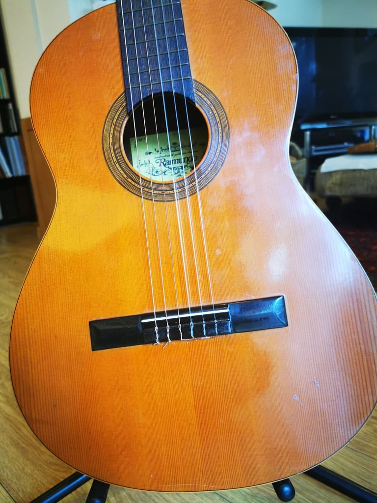 Raimundo Classical Guitar, plays beautiful 
