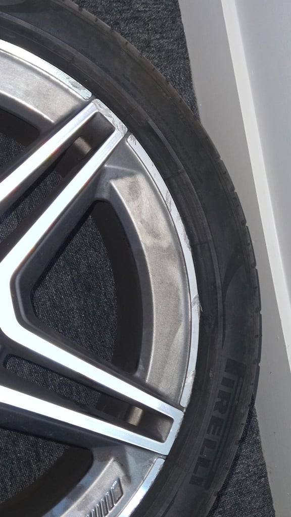 Mercedes Genuine 19 Inch 5 spoke alloy wheels and tyre