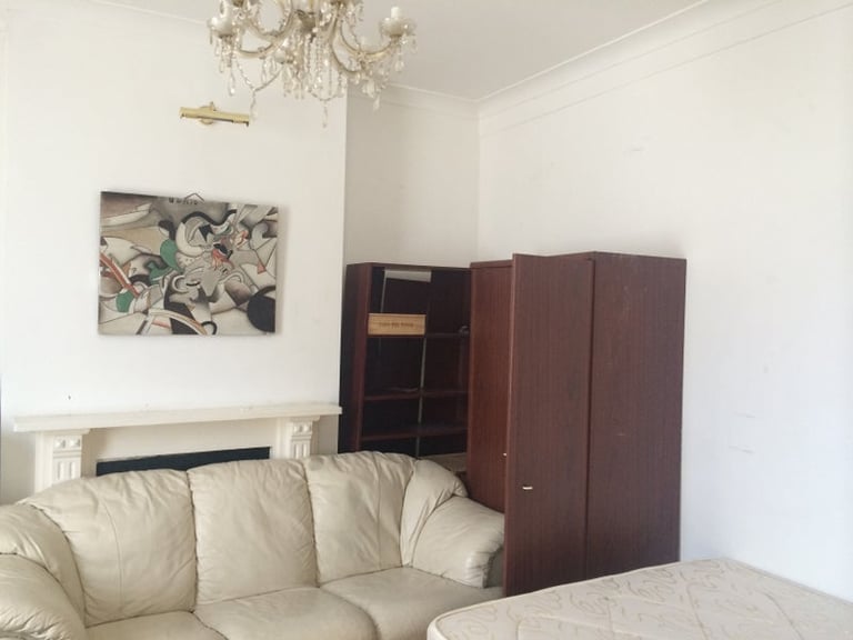 1 big bedroom to rent in North Greenwich next to IKEA. Microwave Cooking Only!