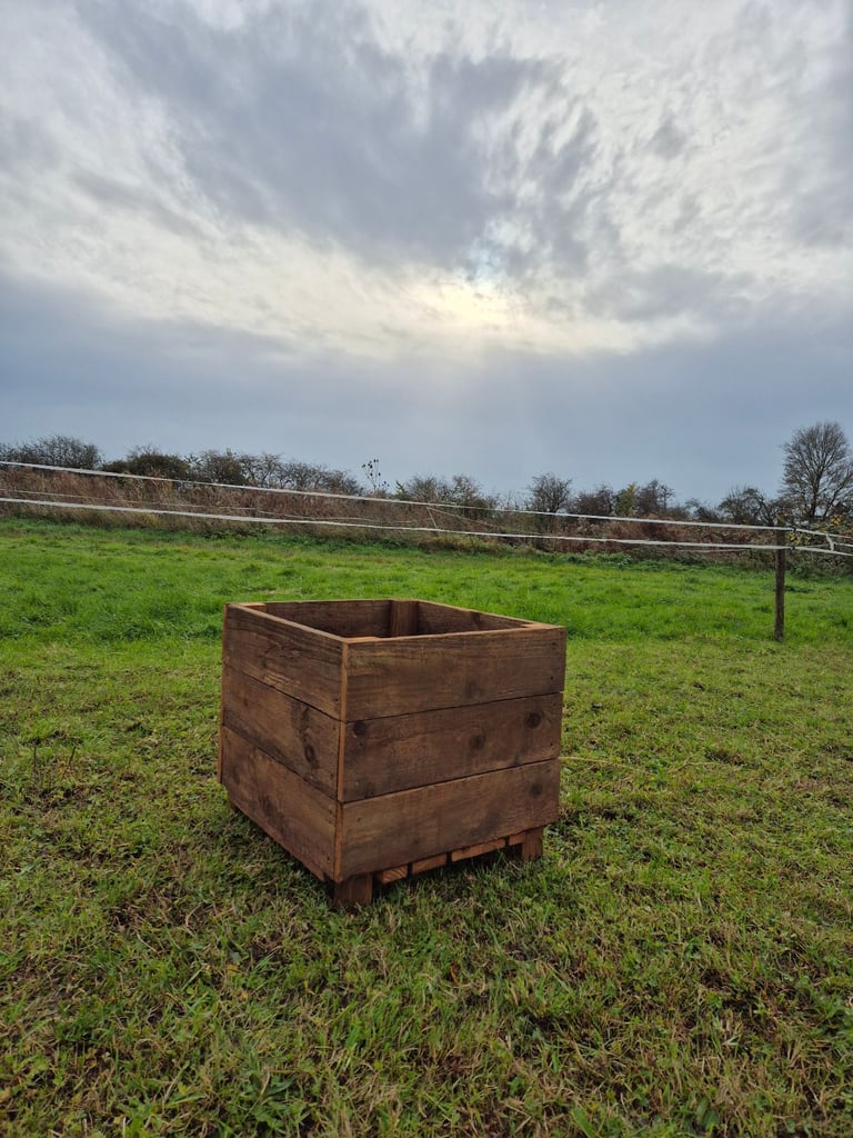 Horse hay box 