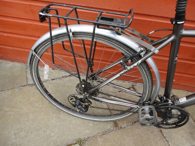 Dawes discovery 201 eq hybrid bike, 21 inch lightweight frame, 28 inch wheels, 21 gears, mud guards