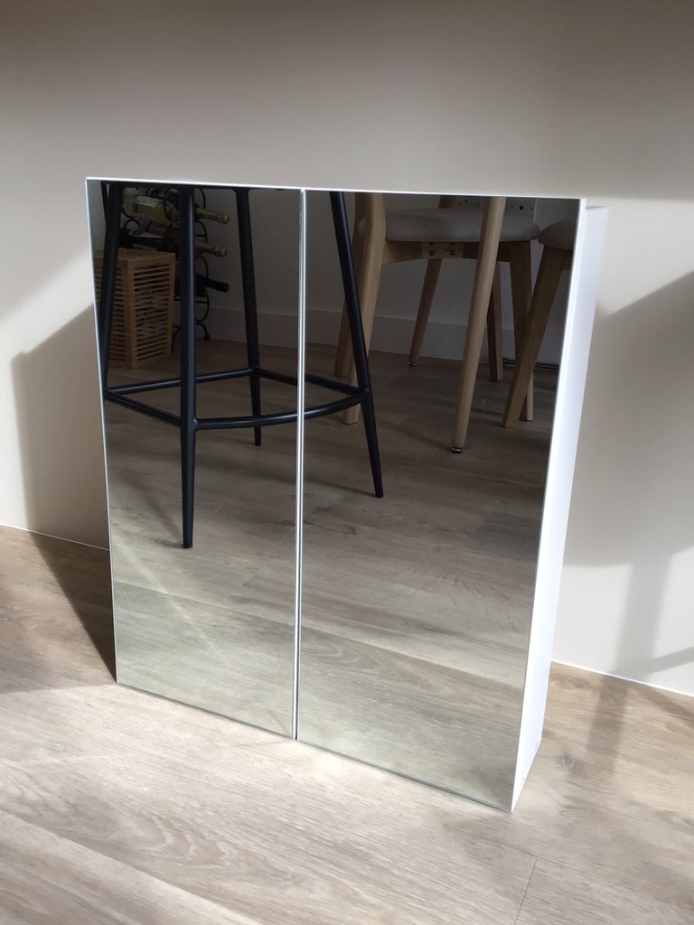 Mirrored bathroom cabinet with shelves 
