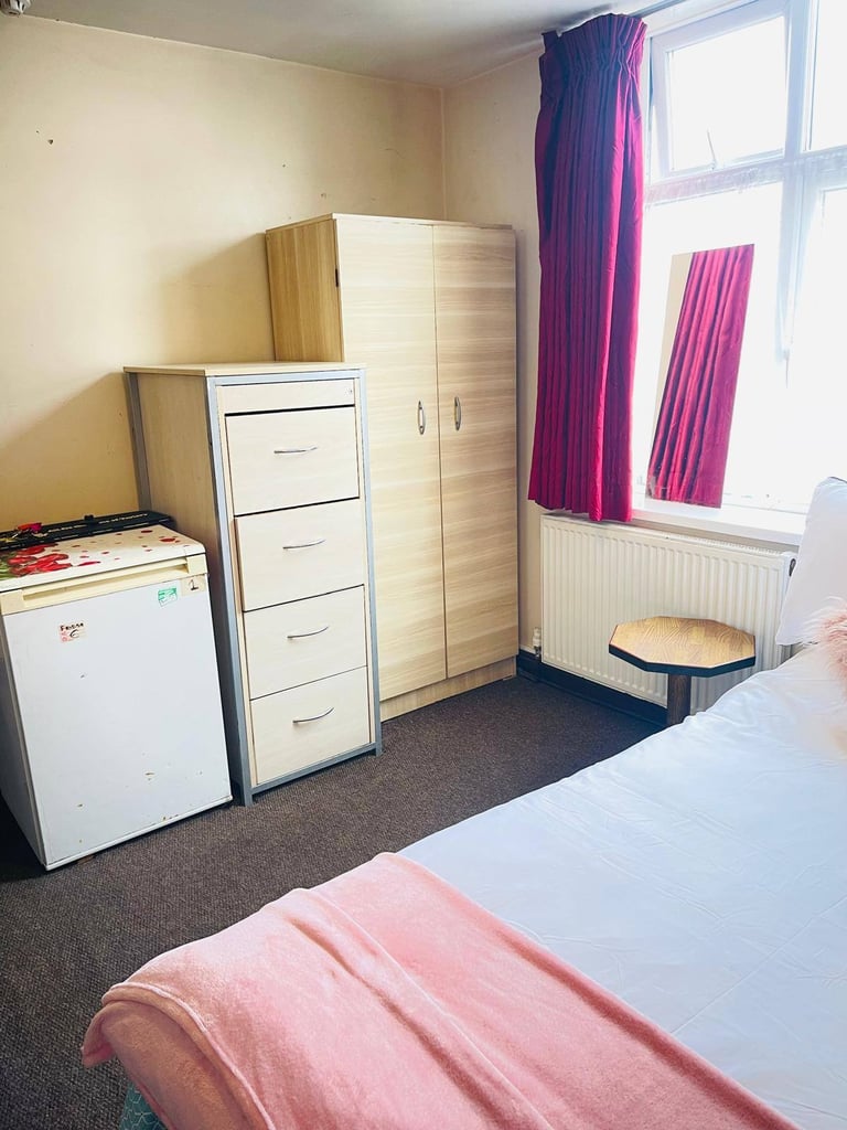 Spacious & Cosy Ensuite Room for Rent in - UB7 7DQ