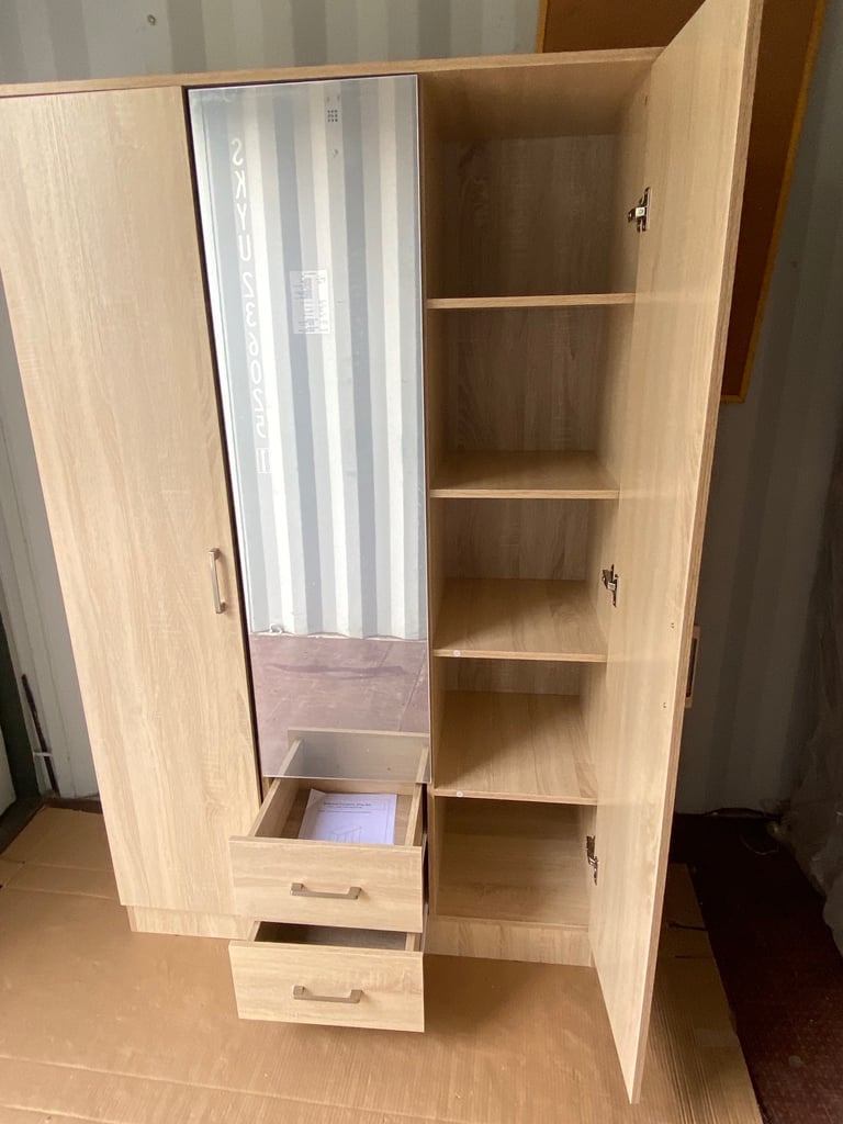 Mirrored 3 door wardrobe_ Brand new 