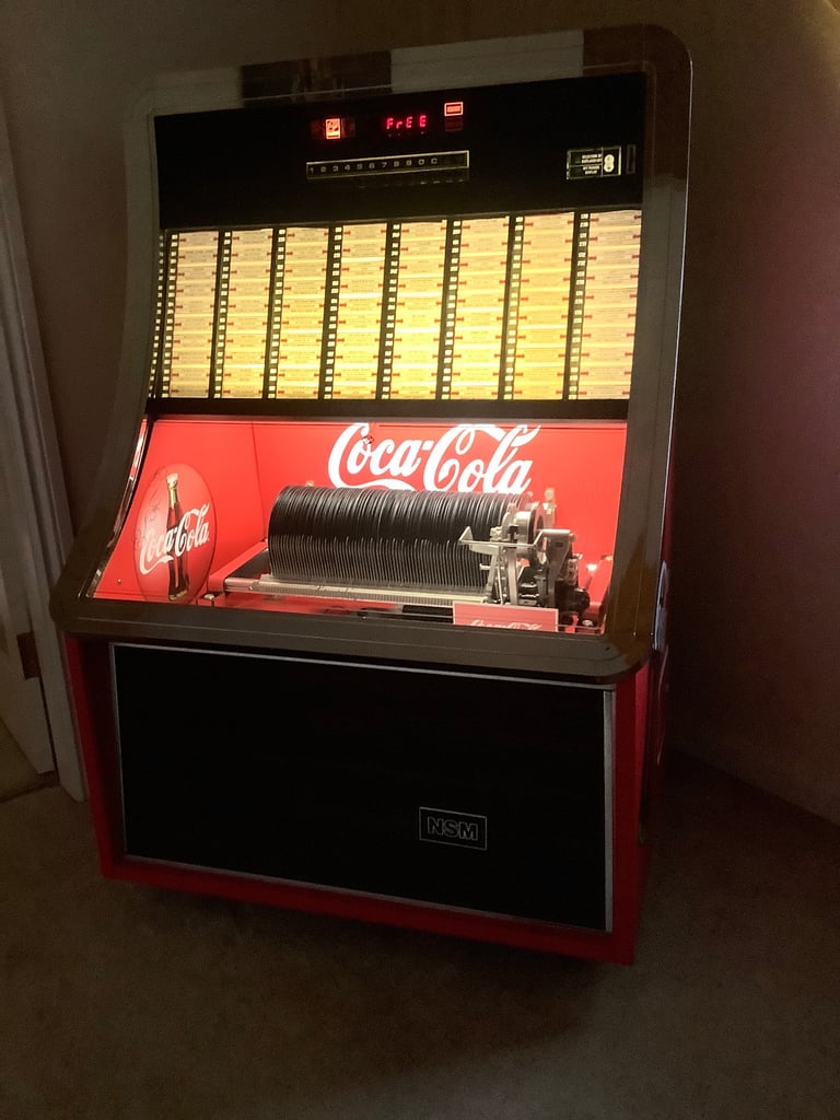 Jukebox plays 45rpm Vinyl Records 