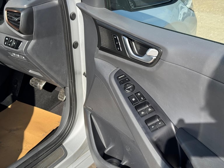 2018 Hyundai IONIQ 28kWh Premium SE Hatchback 5dr Electric Auto (120 ps) HATCHBACK Electric Autom...