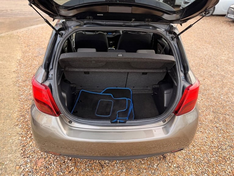 2016 Toyota Yaris 1.5 VVT-h Design E-CVT Euro 6 5dr Hatchback Automatic