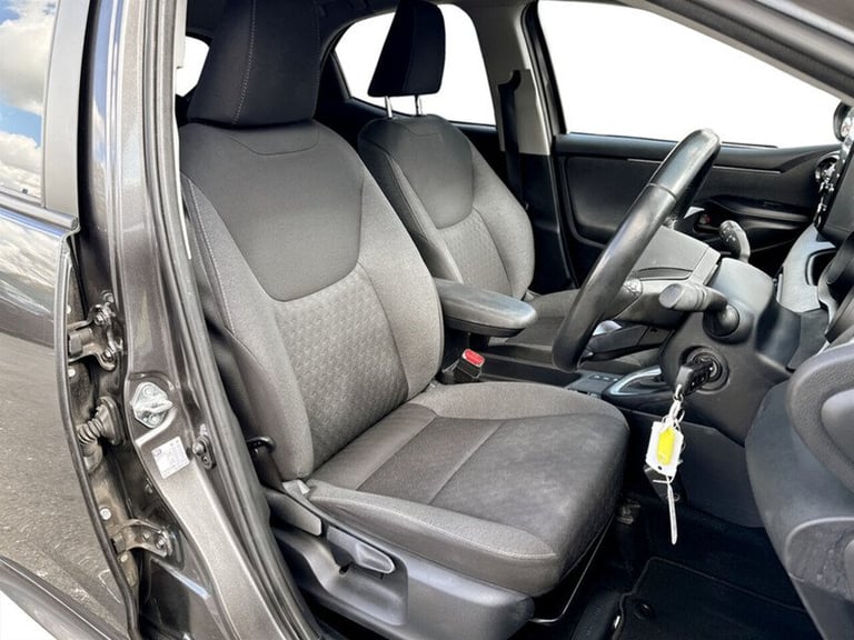  Toyota Yaris VVT-h Design Hatchback HYBRID Automatic
