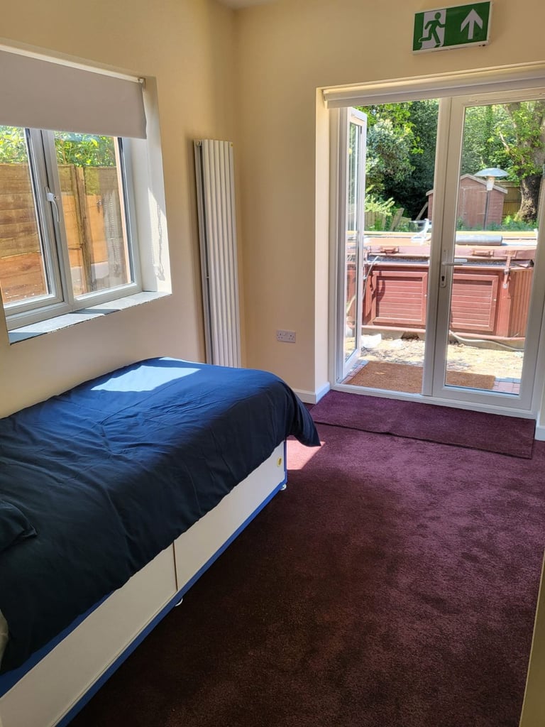 Lovely single room with own separate entrance