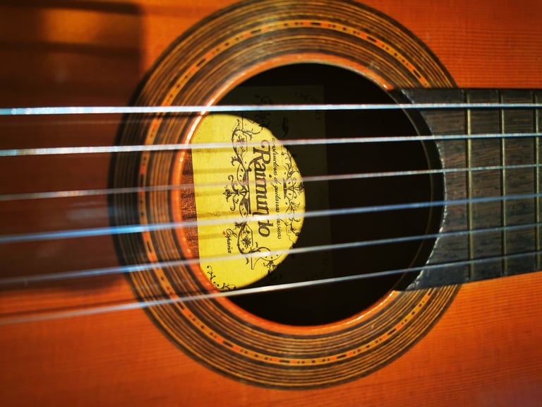 Raimundo Classical Guitar, plays beautiful 