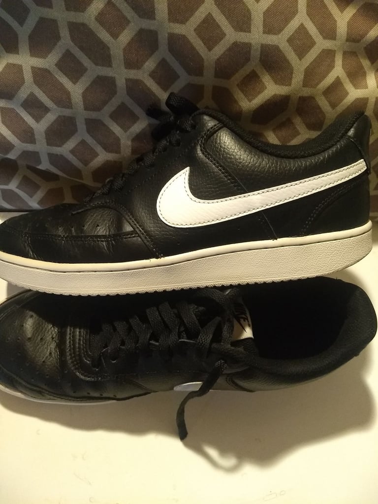 Nike leather trainers. black 7.5 size (EUR 42)