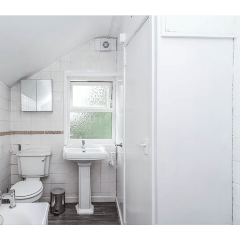 Modern 2-Bedroom House | Renovated | Fitted Kitchen | Parking | Garden | Burnside St., Derby - DE24