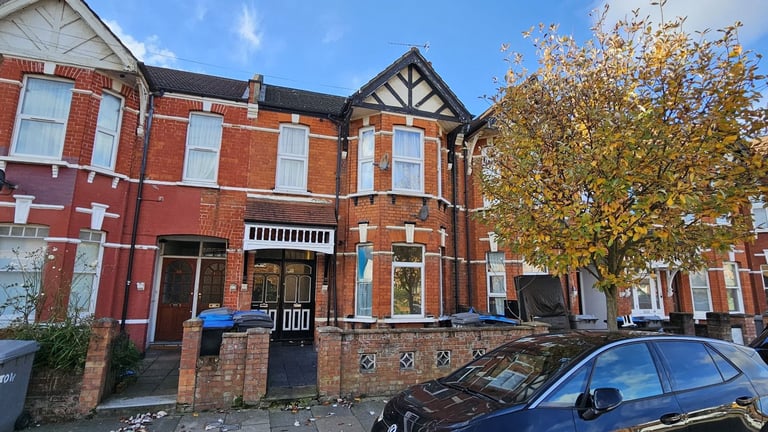 Ground floor 3 bedroom maisonette with private garden to rent in Cricklewood, NW2