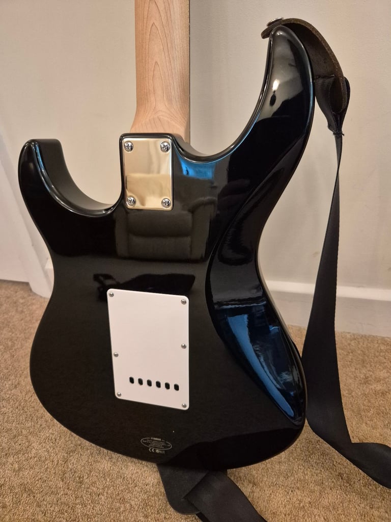 Electric Guitar Yamaha Pacifica with guitar bag, Roland Cube-15 Amp, Lead and Microphone