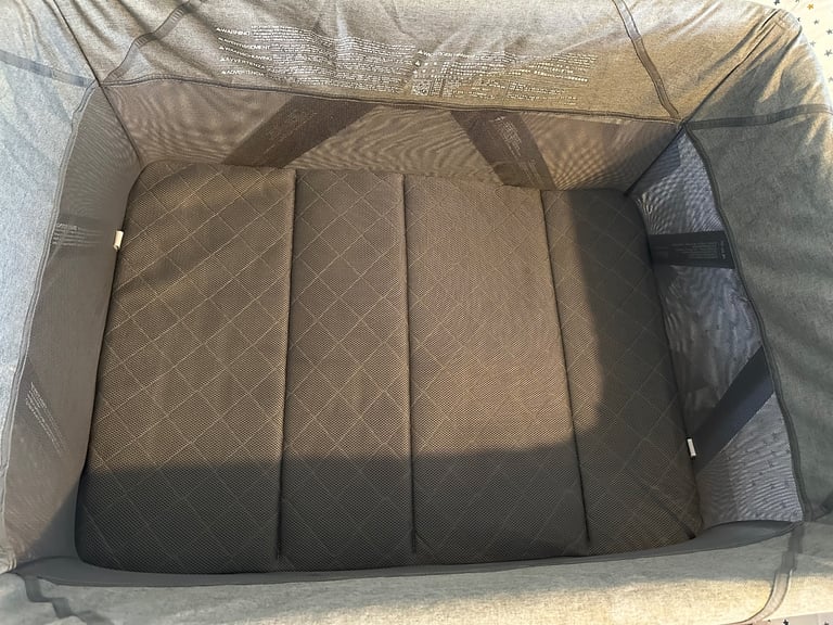 Nuna Travel Cot  - grey - With Baby Bassinet in excellent condition! 