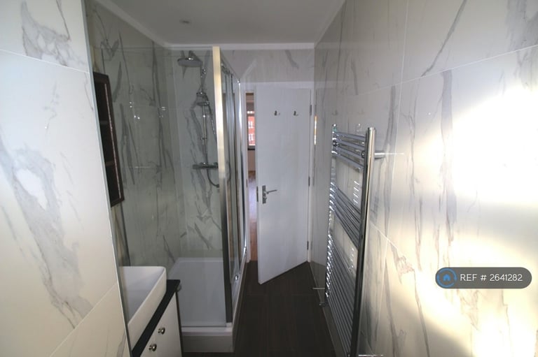 3 bedroom flat in Davidson Gardens, London, SW8 (3 bed) (#2641282)