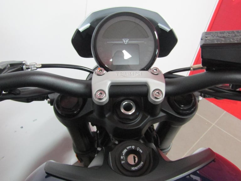 2025 Triumph Trident 660 - Triple Tribute