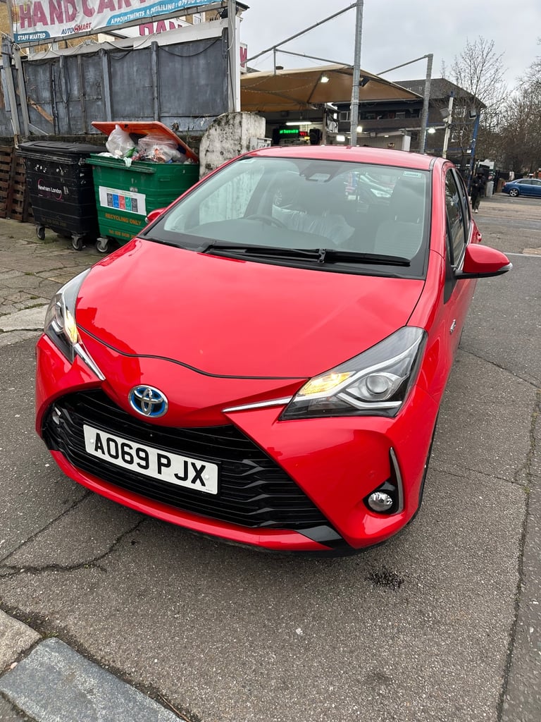 Excellent Toyota Yaris 1.5 hybrid very low mileage for sale.